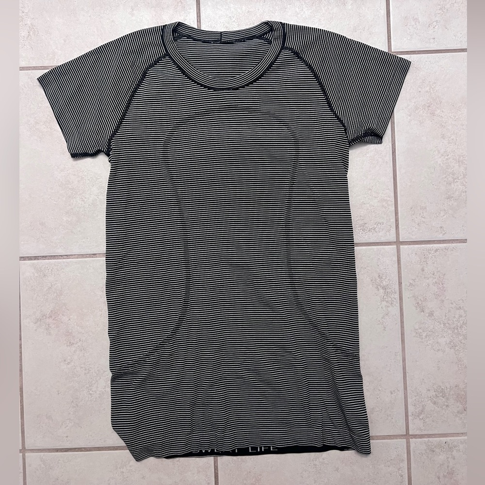 Swiftly Tech Short-Sleeve Shirt 2.0 Color: Black & White Stripped